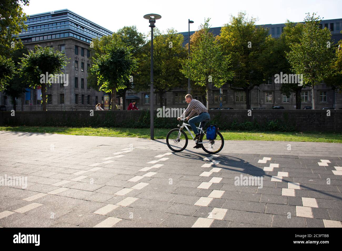 Les Allemands pédalent sur la rue au bord du rhin entre la route konrad adenauer ufer à Koeln le 11 septembre 2017 à Cologne, Germ Banque D'Images