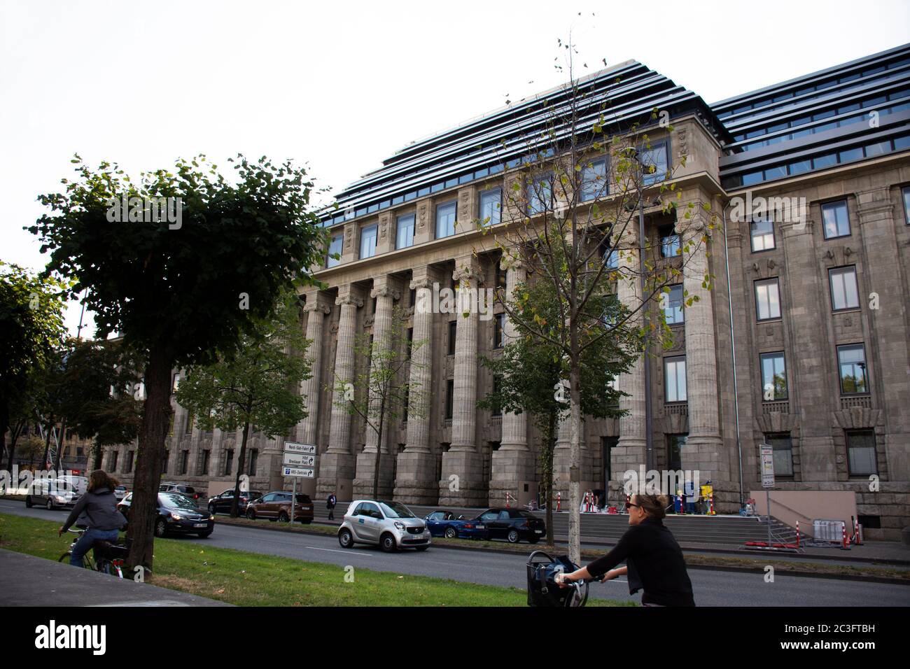 Ancien classique rétro bâtiment ancien et allemands en voiture de vélo avec la route de circulation de la rue konrad adenauer ufer à Koln ville sur Septem Banque D'Images