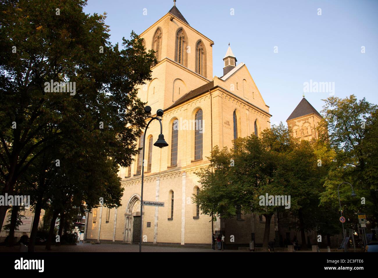 Les Allemands et les voyageurs étrangers marchent visiter et respecter la basilique de prière de l'église St Cunibert ou Pfarrkirche St Kunibert à Kunibertskloste Banque D'Images