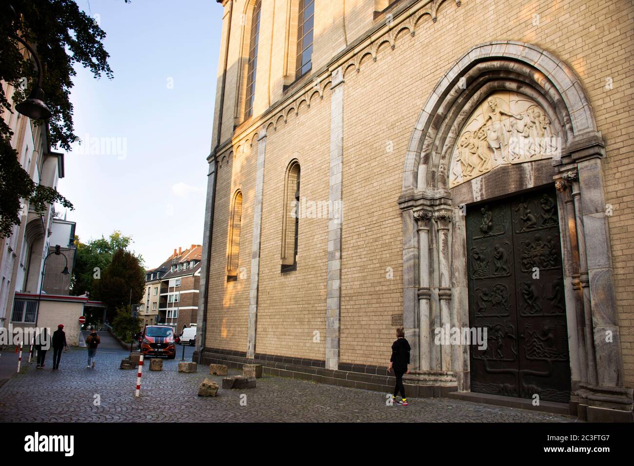 Les Allemands et les voyageurs étrangers marchent visiter et respecter la basilique de prière de l'église St Cunibert ou Pfarrkirche St Kunibert à Kunibertskloste Banque D'Images