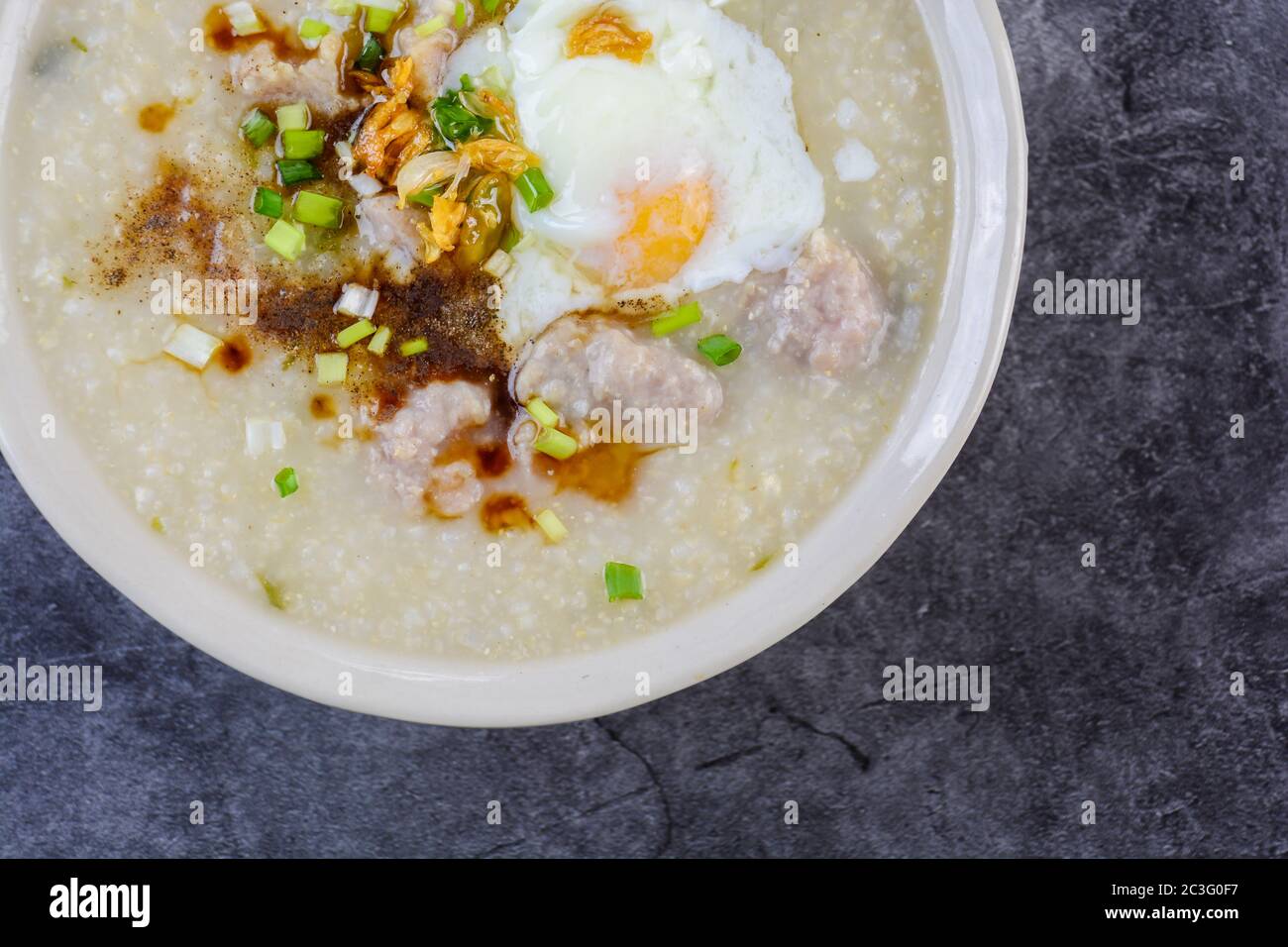 Congee, porridge de riz avec du porc haché, œuf dur, très bien pour le petit déjeuner. Banque D'Images
