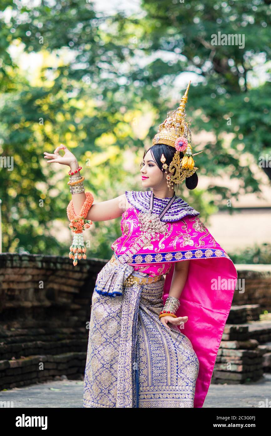 Femme asiatique portant une robe traditionnelle thaïlandaise typique. Il  signifie littéralement costume thaïlandais, costume national Photo Stock -  Alamy