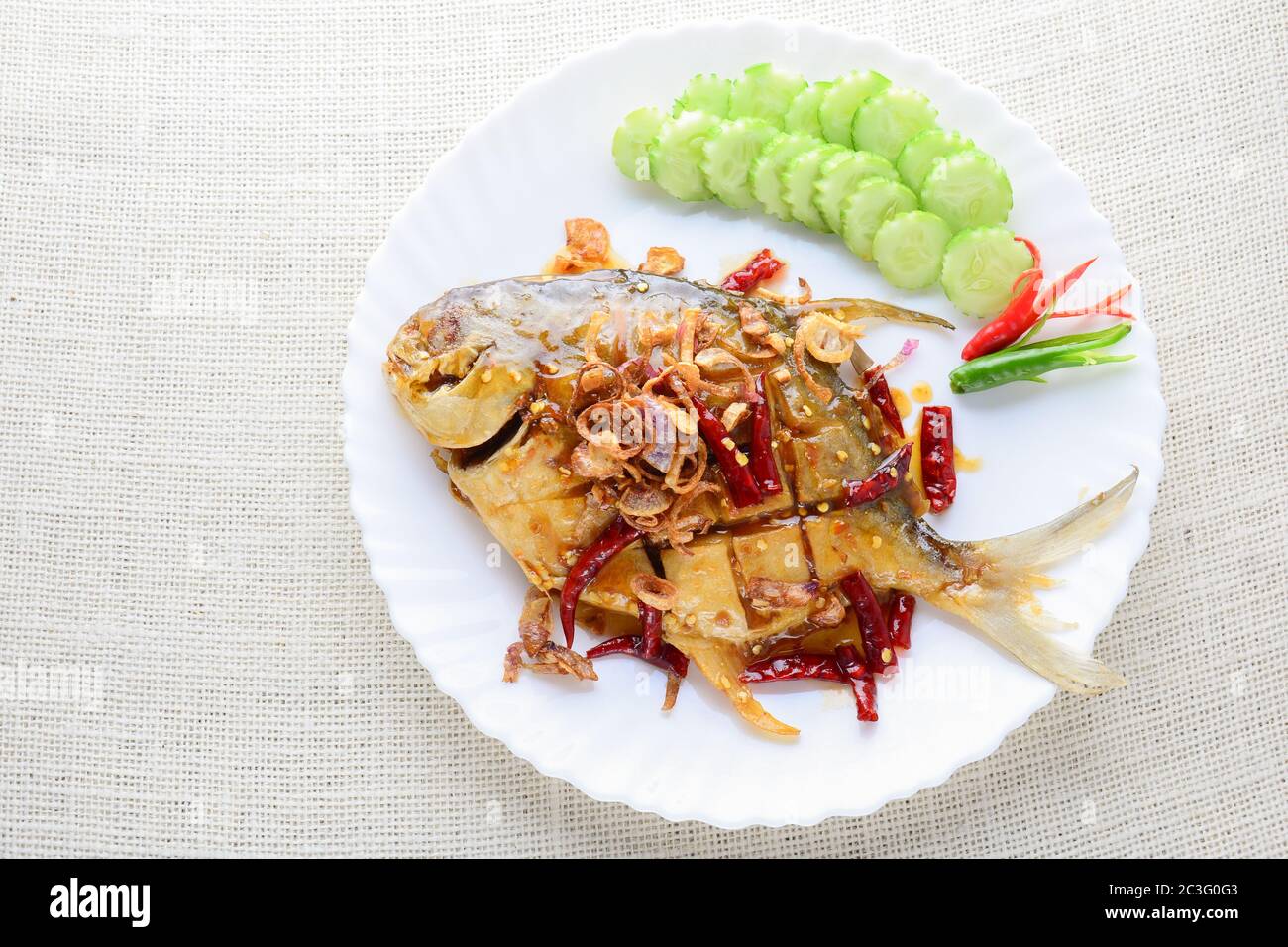 Deep Fried Pomfret blanc avec l'ail, poivre noir plat facile et rapide. Banque D'Images