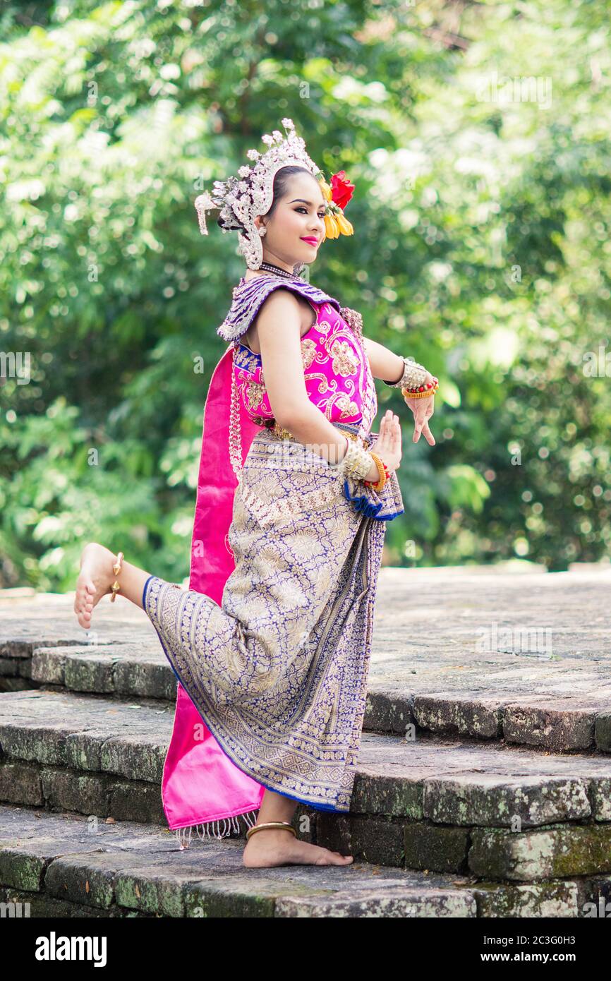 Femme asiatique portant une robe traditionnelle thaïlandaise typique. Il signifie littéralement costume thaïlandais, costume national. Banque D'Images