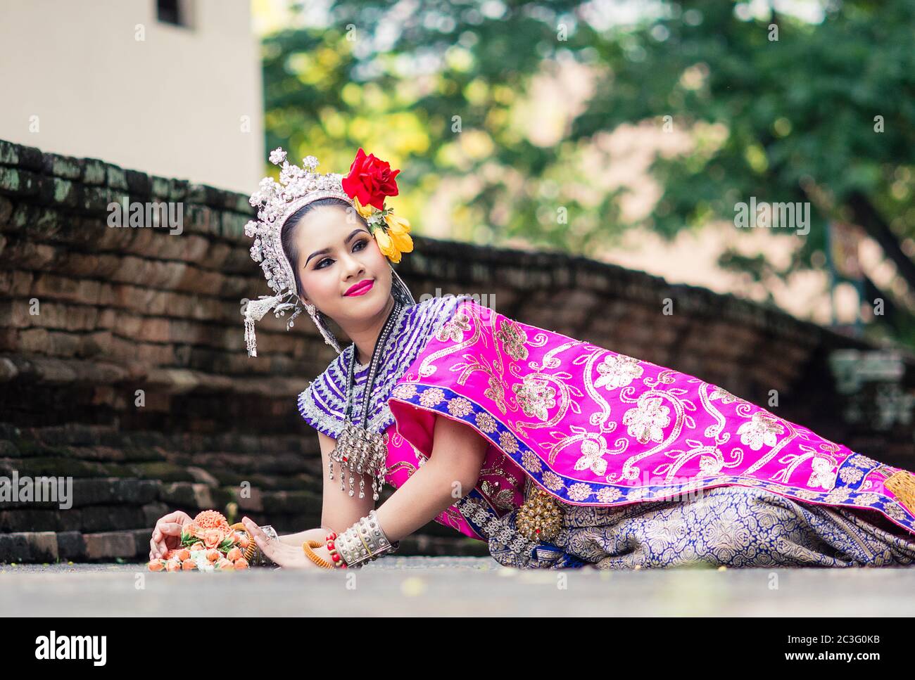 Femme asiatique portant une robe traditionnelle thaïlandaise typique. Il signifie littéralement costume thaïlandais, costume national. Banque D'Images