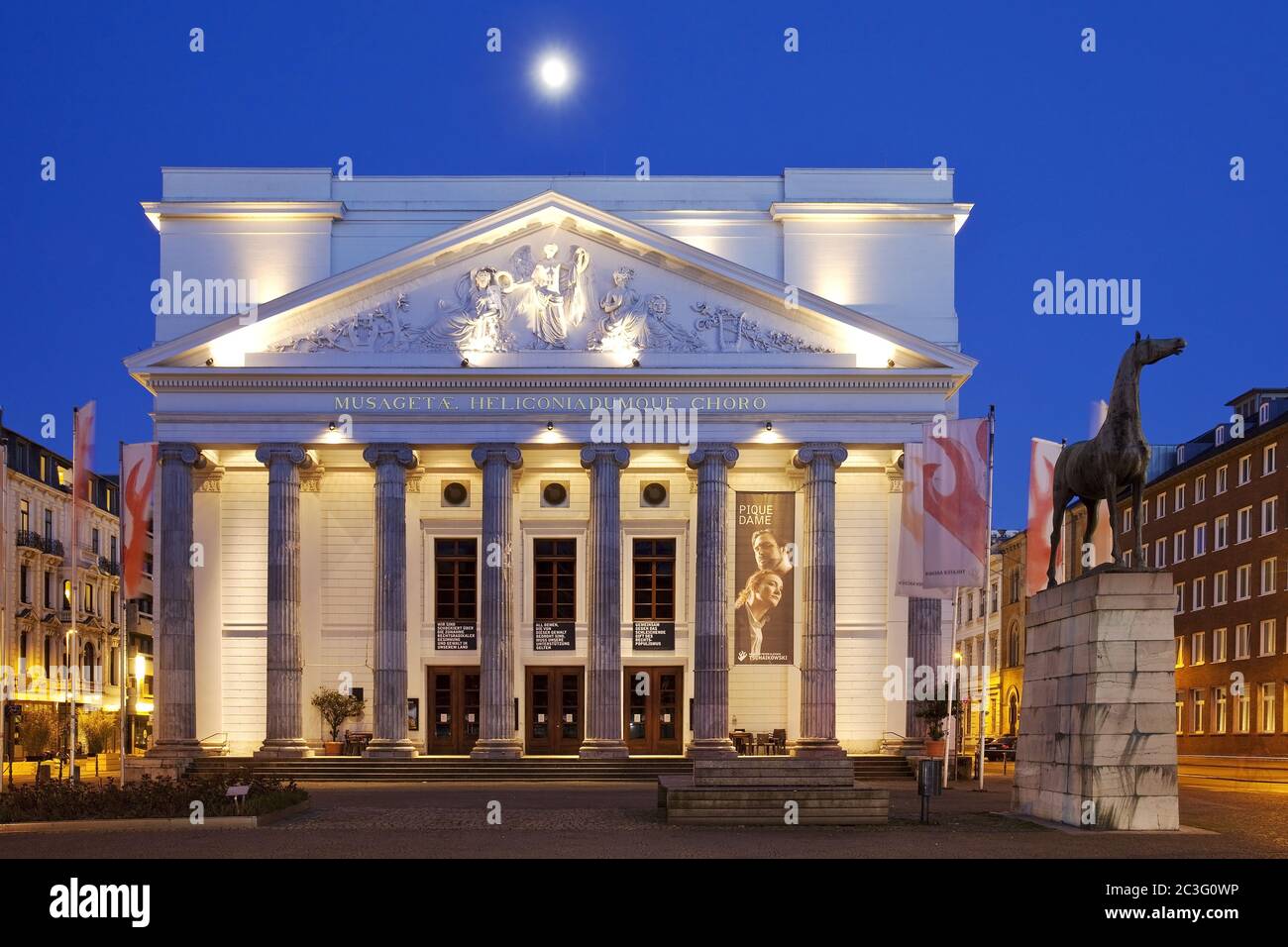 Théâtre en soirée avec pleine lune, Aix-la-Chapelle, Rhénanie-du-Nord-Westphalie, Allemagne, Europe Banque D'Images