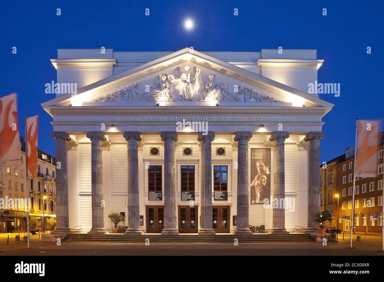 Théâtre en soirée avec pleine lune, Aix-la-Chapelle, Rhénanie-du-Nord-Westphalie, Allemagne, Europe Banque D'Images