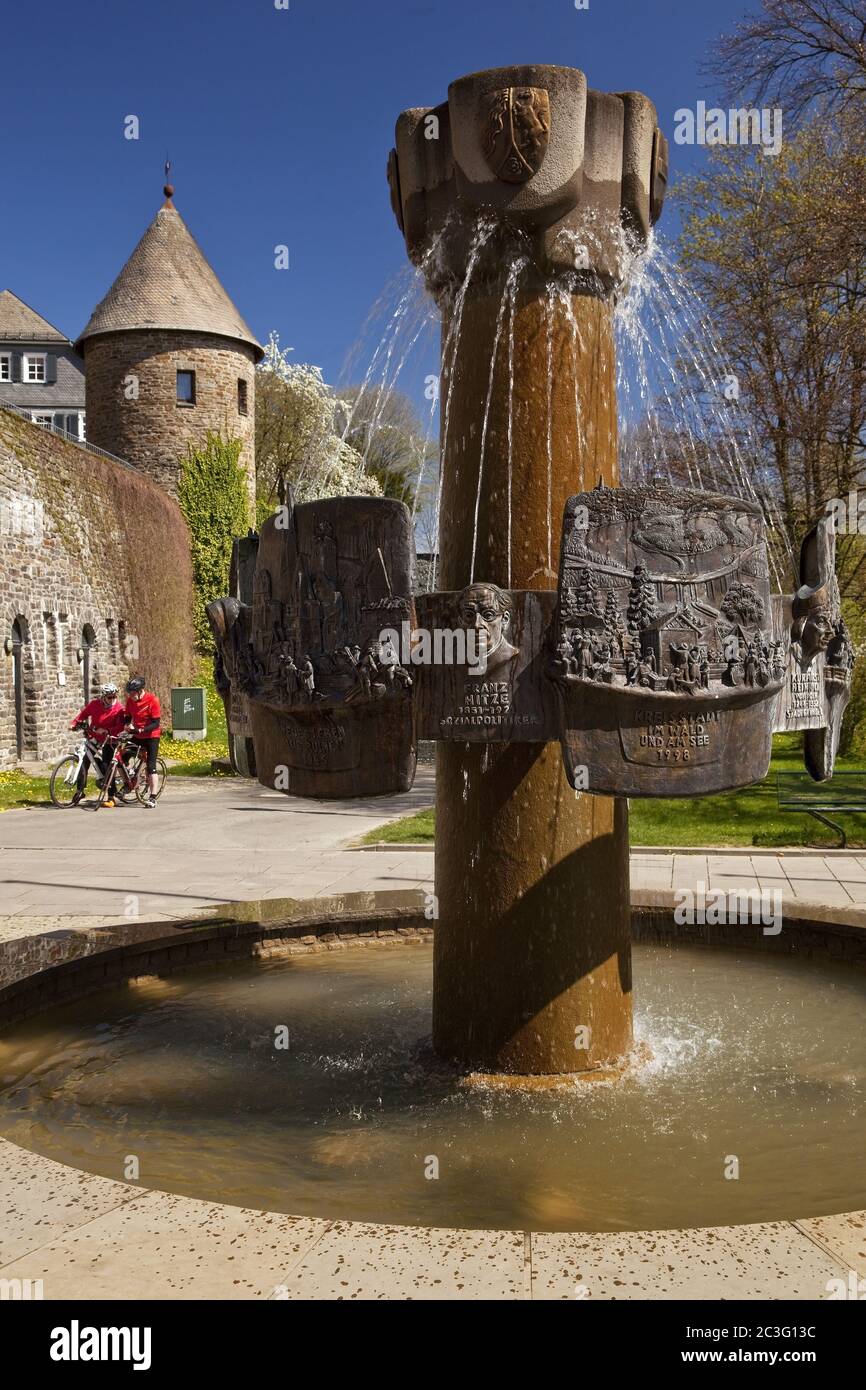 Fontaine historique avec mur de la ville et tour d'ange, Olpe, Rhénanie-du-Nord-Westphalie. Allemagne, Europe Banque D'Images