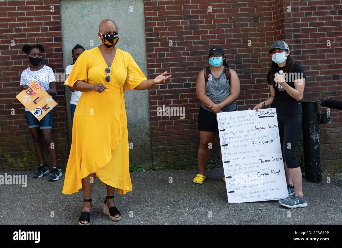 19 juin 2020, Boston, Massachusetts, États-Unis: Ayanna Pressley (D-ma), Représentante des États-Unis, s'entretient avec des personnes durant un septième rassemblement à Boston. Le dix-septième commémore la dernière fois que les Afro-Américains esclaves ont appris en 1865 qu'ils étaient libres, plus de deux ans après l'émancipation. Crédit: Keiko Hiromi/AFLO/Alay Live News Banque D'Images