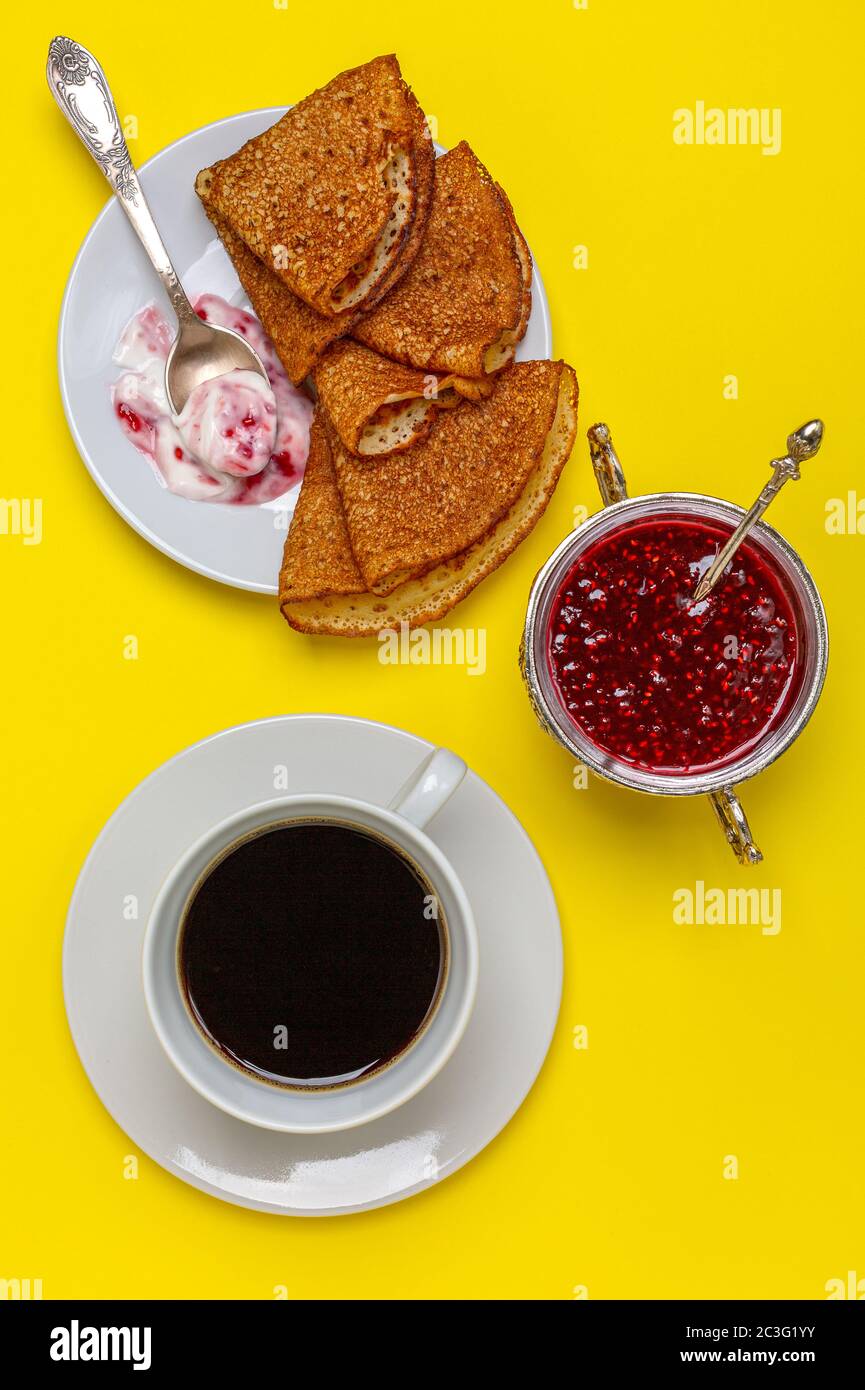 Crêpes et café pour le petit déjeuner. Banque D'Images