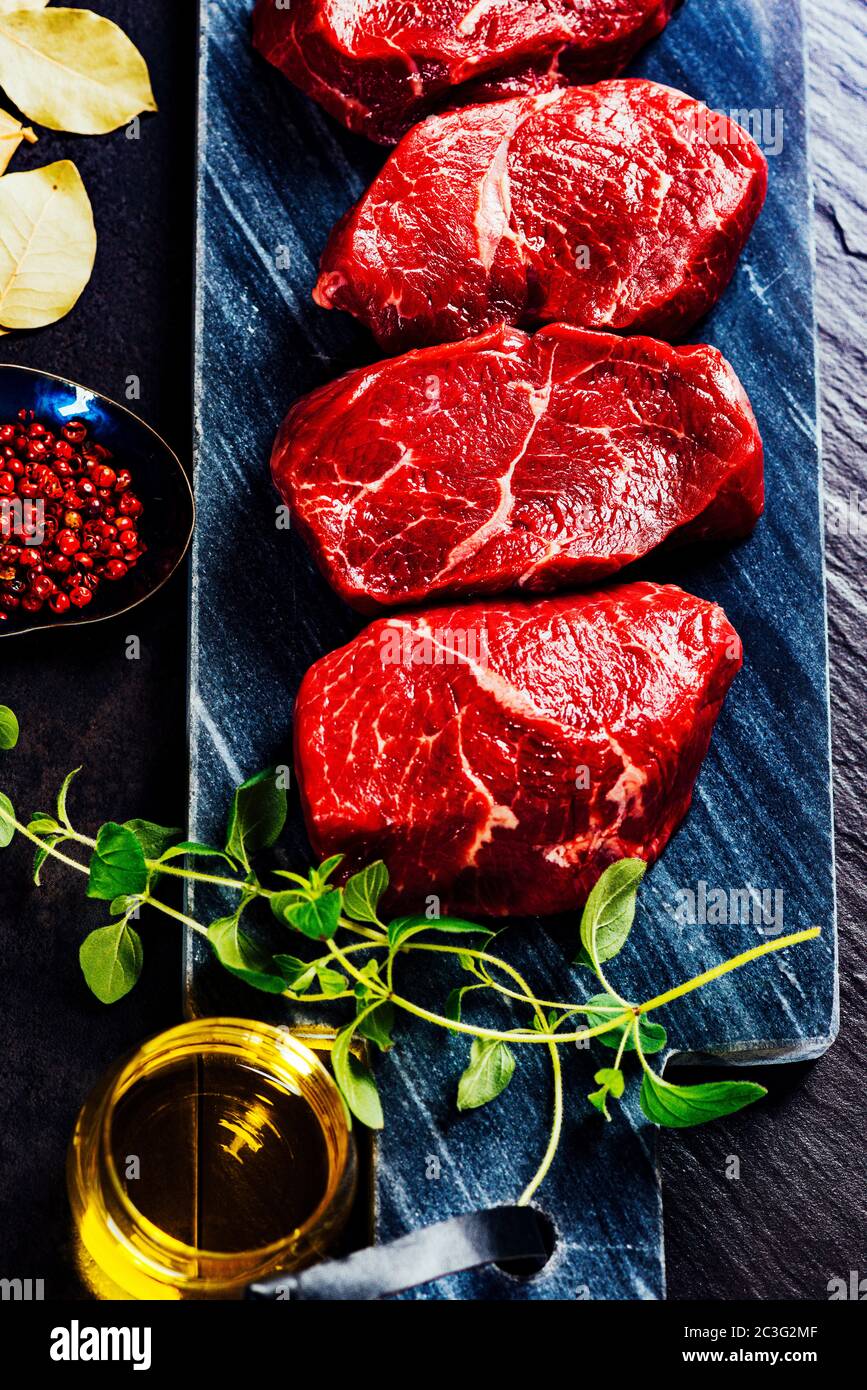 Biftecks de bœuf sur planche à découper Banque D'Images