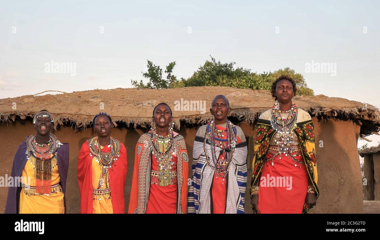 cinq femmes de maasai chantant et dansant dans un village près de maasai mara Banque D'Images