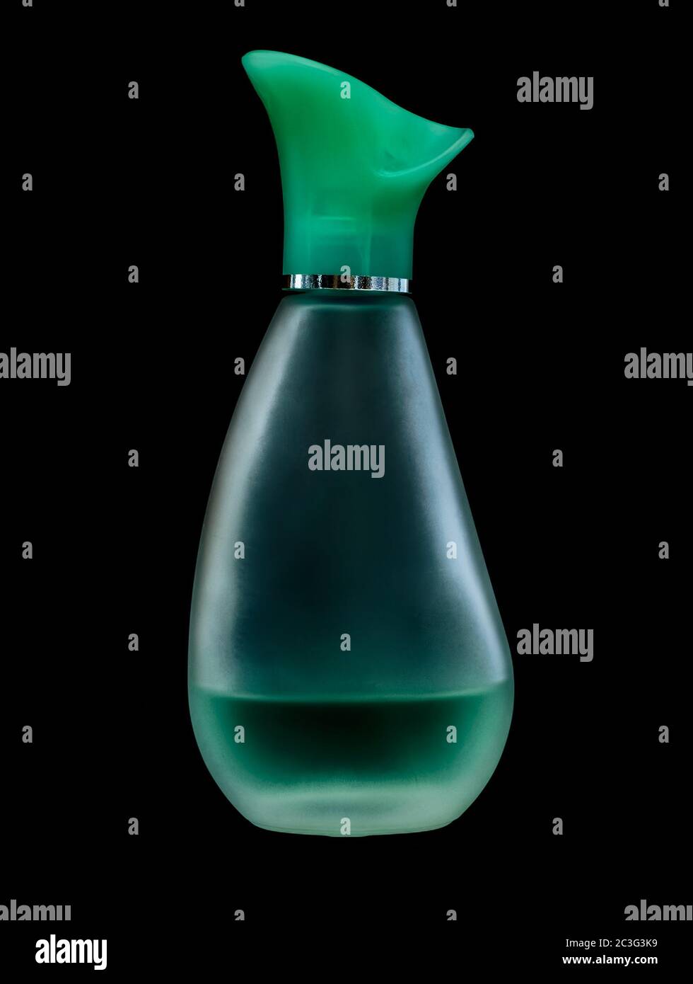 Sibiu City, Roumanie - 11 mai 2020. Une bouteille de chanson d'eau, eau de  toilette pour femmes, presque vide sur fond noir Photo Stock - Alamy