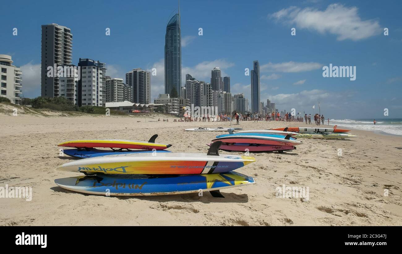 SURFERS PARADISE, AUSTRALIE - DÉCEMBRE 4, 2016: Paddle boards sur la plage au paradis des surfeurs Banque D'Images