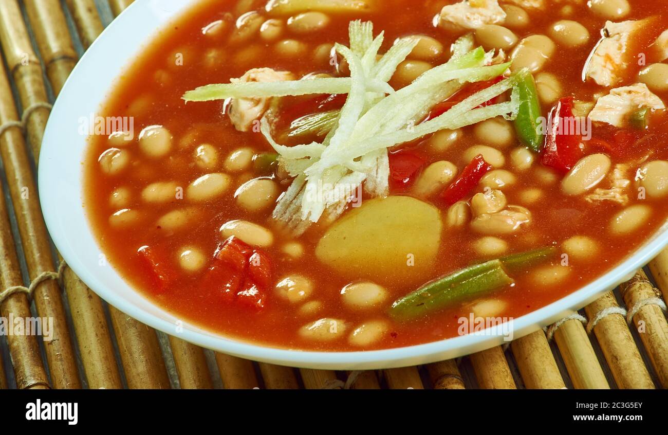 Soupe mexicaine de haricots avec poulet râpé Banque D'Images