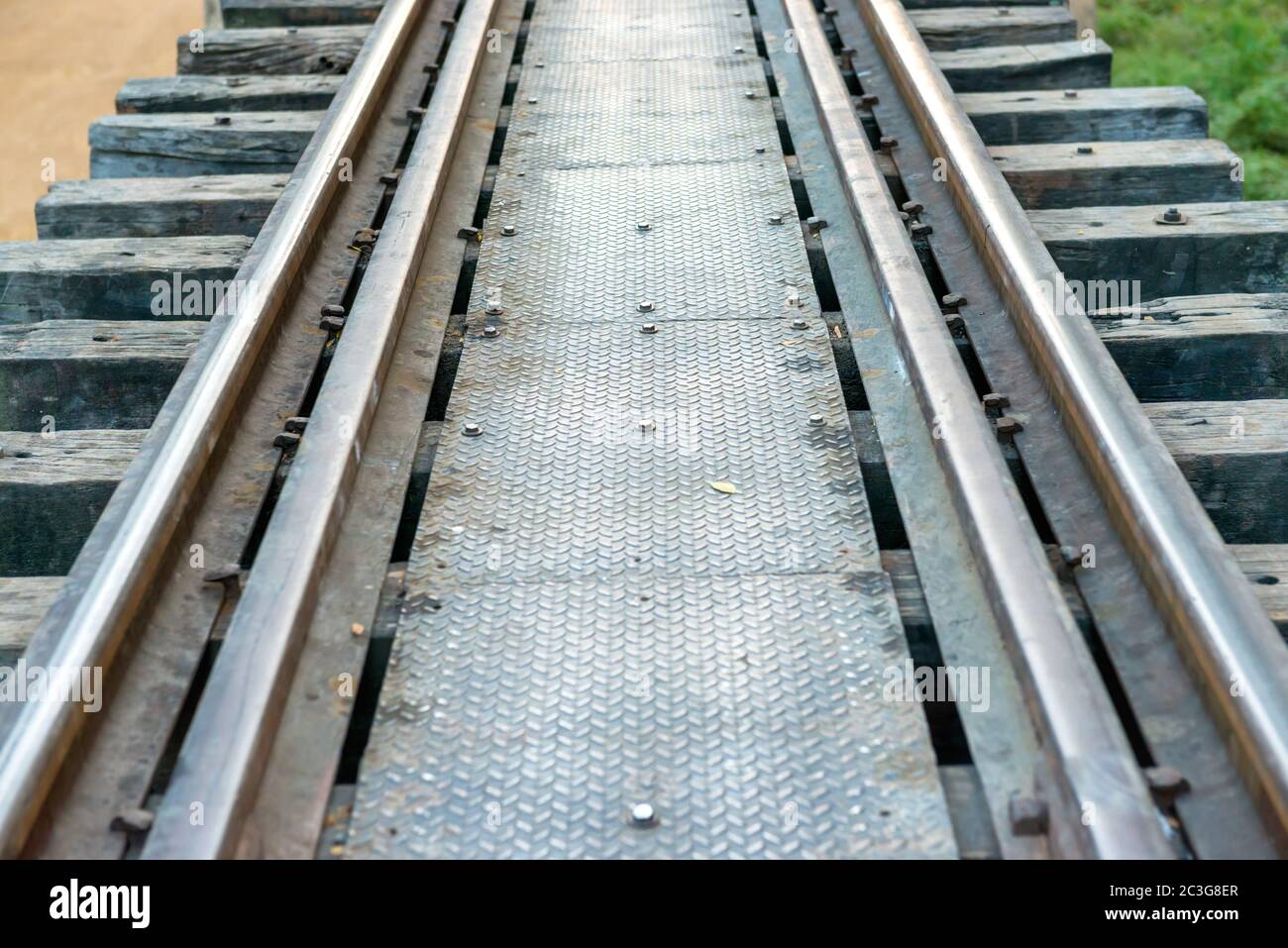 Ancienne voie ferrée avec traverses en bois et rails rouillés Banque D'Images