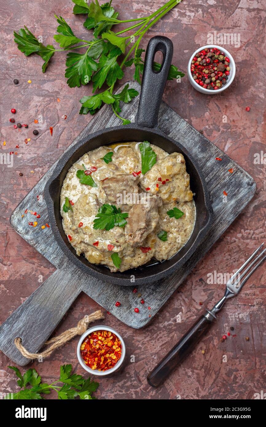 Foie de boeuf cuit dans la crème aigre. Banque D'Images