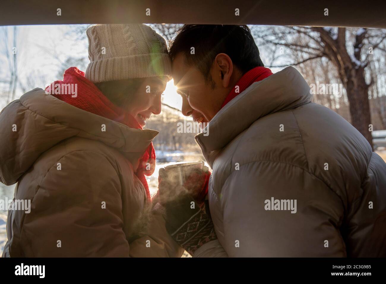 Assis dans la voiture à côté des jeunes couples Banque D'Images
