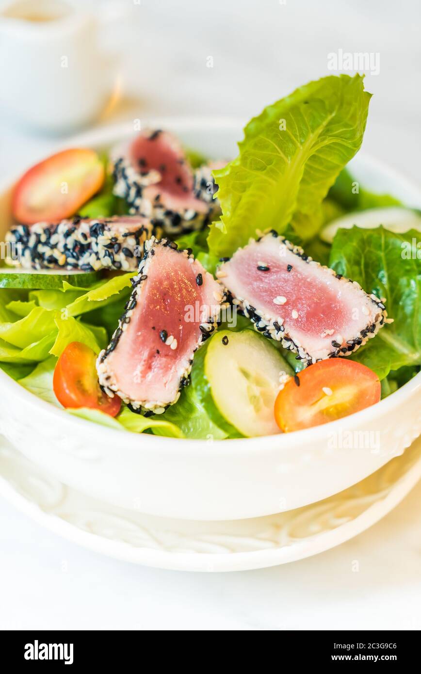 Salade de thon grillé dans un bol blanc - Alimentation saine Banque D'Images