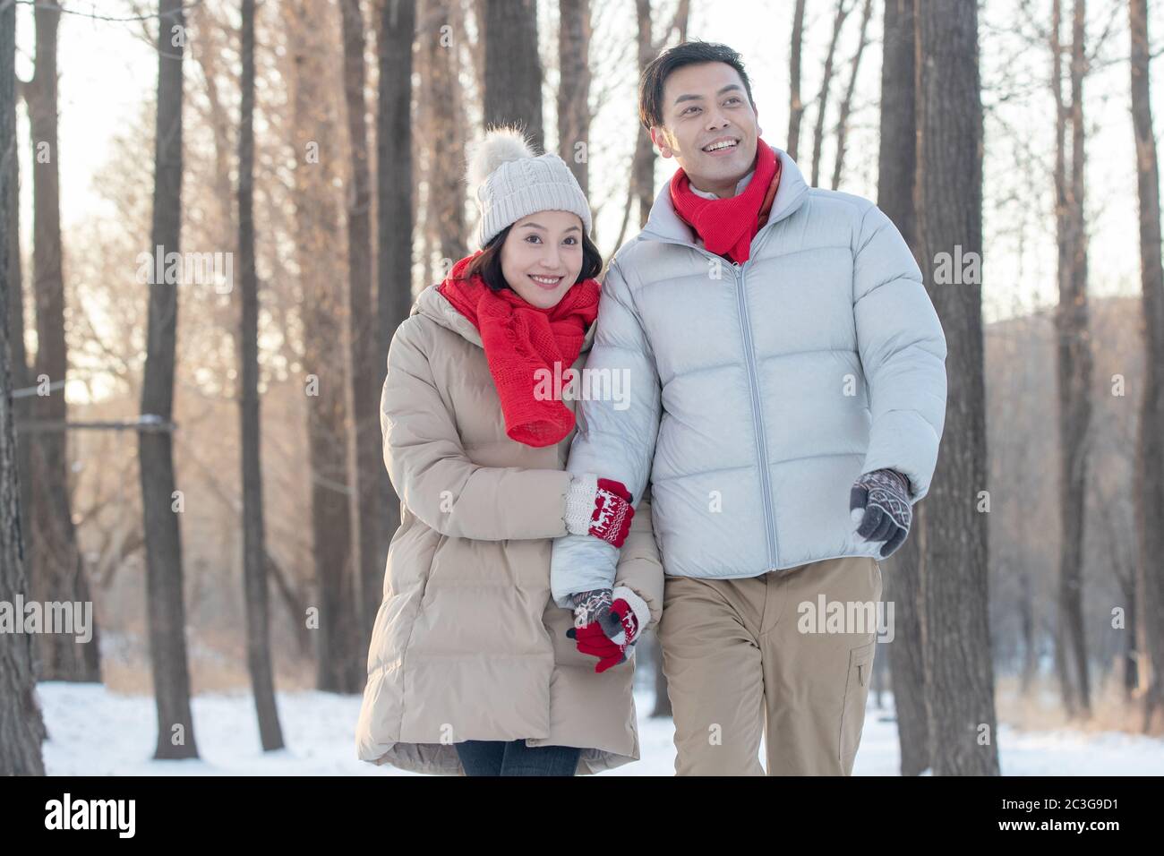 Le jeune couple marchant sur la neige Banque D'Images