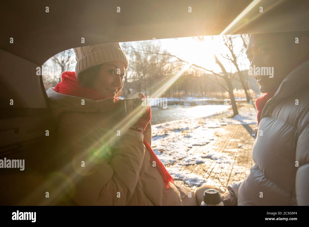 Assis dans la voiture à côté des jeunes couples Banque D'Images