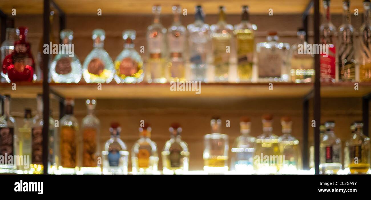 Fond défocqué du comptoir à barres avec diverses bouteilles d'alcool. Banque D'Images