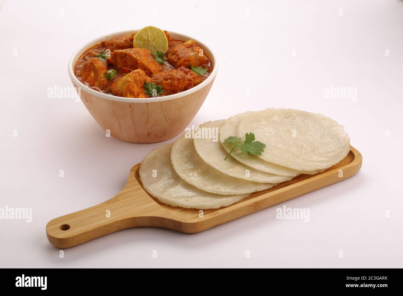 MALABAR aliment spécial fait à partir de farine de riz qui est très saine et savoureuse. Noolpettu, ney pathiri et blanc pathiri avec fond blanc Banque D'Images