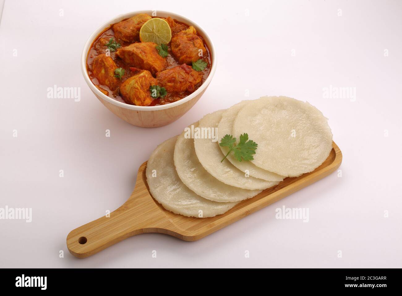 MALABAR aliment spécial fait à partir de farine de riz qui est très saine et savoureuse. Noolpettu, ney pathiri et blanc pathiri avec fond blanc Banque D'Images