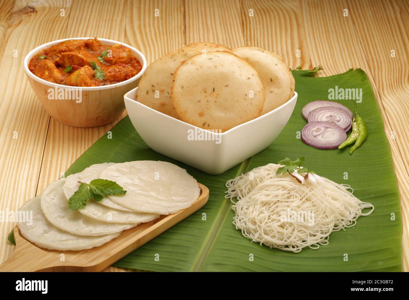 MALABAR aliment spécial fait à partir de farine de riz qui est très saine et savoureuse. Noolpettu, ney pathiri et blanc pathiri avec fond blanc Banque D'Images