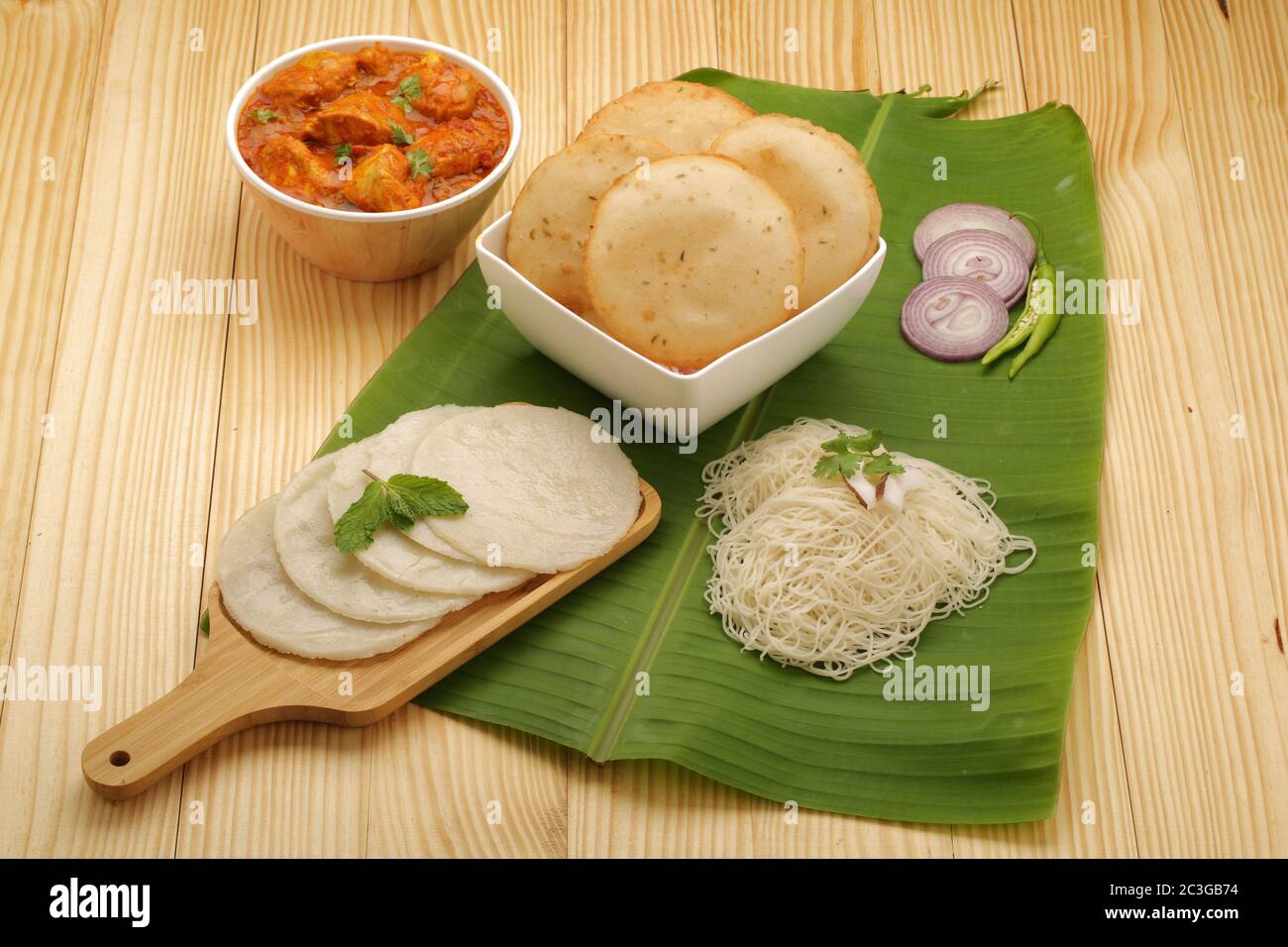 MALABAR aliment spécial fait à partir de farine de riz qui est très saine et savoureuse. Noolpettu, ney pathiri et blanc pathiri avec fond blanc Banque D'Images