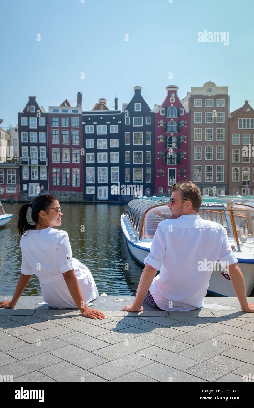 Amsterdam pays-Bas, couple visite la ville d'Amsterdam au printemps 2020 avec des rues vides pendant le Covid 19 coron Banque D'Images