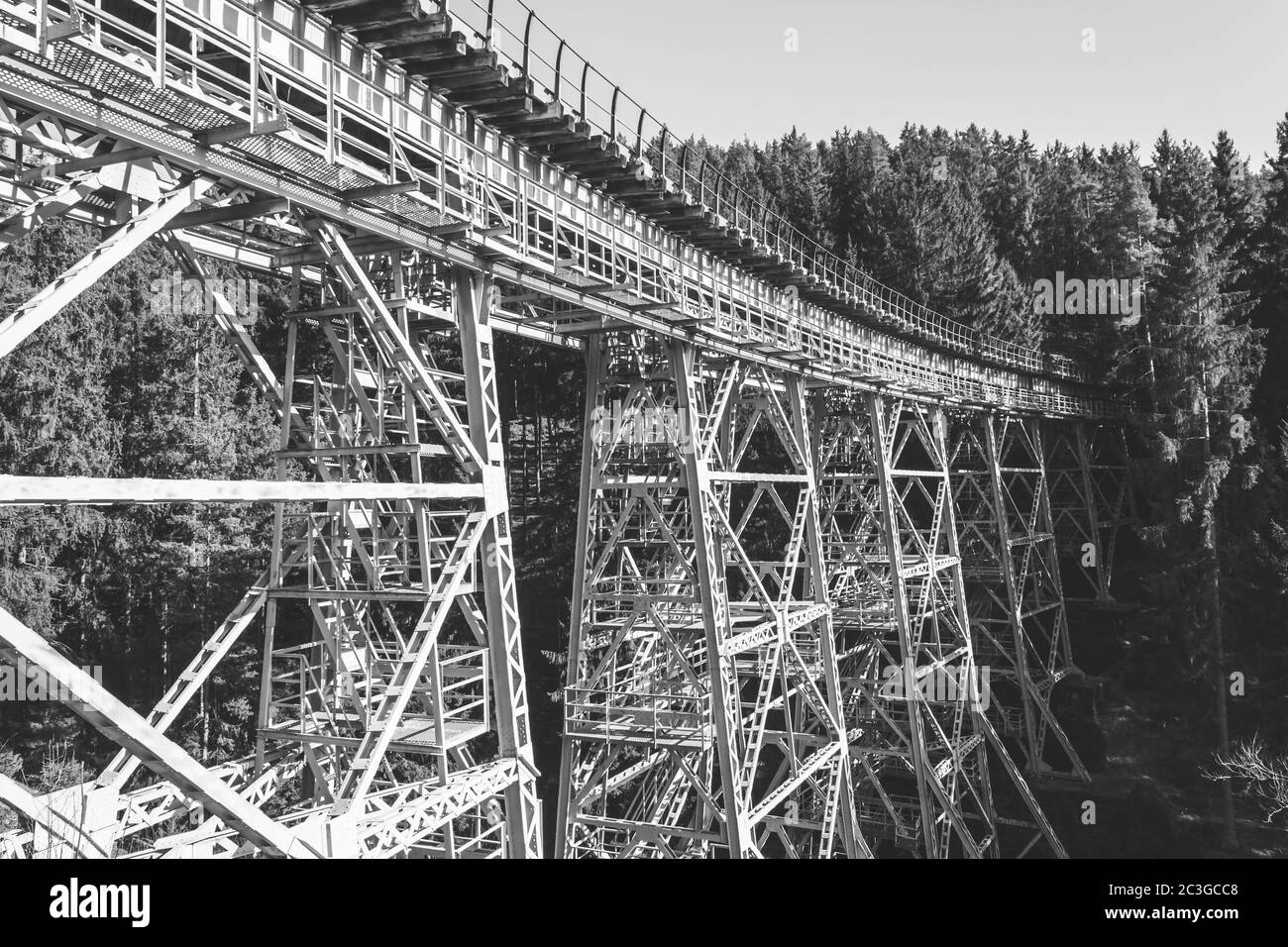 Vue depuis le dessous d'un viaduc à rail haut Banque D'Images