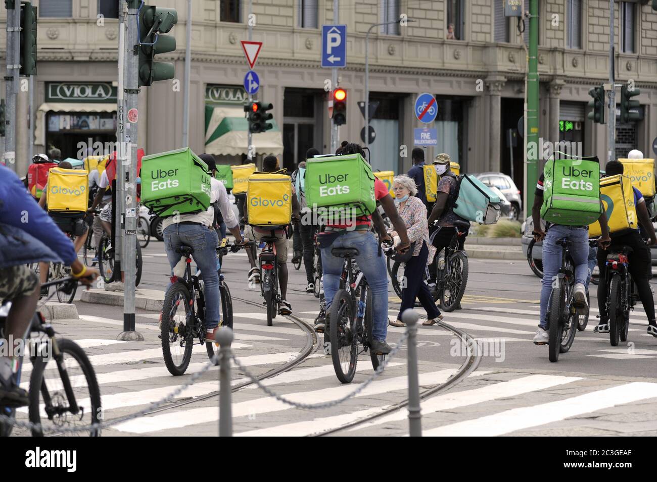 Milan, protestation des cavaliers, messagers de vélo pour la livraison à domicile de la nourriture, pour les conditions de travail et contre la décision de la compagnie de transport régionale Trenord de ne plus autoriser les vélos sur les trains Banque D'Images