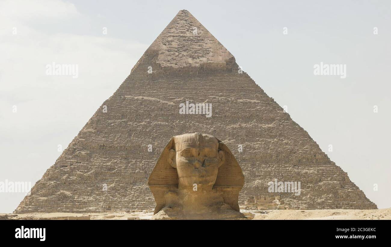 Gros plan du sphinx, avec la pyramide de khafré dans l'arrière-plan de Gizeh Banque D'Images