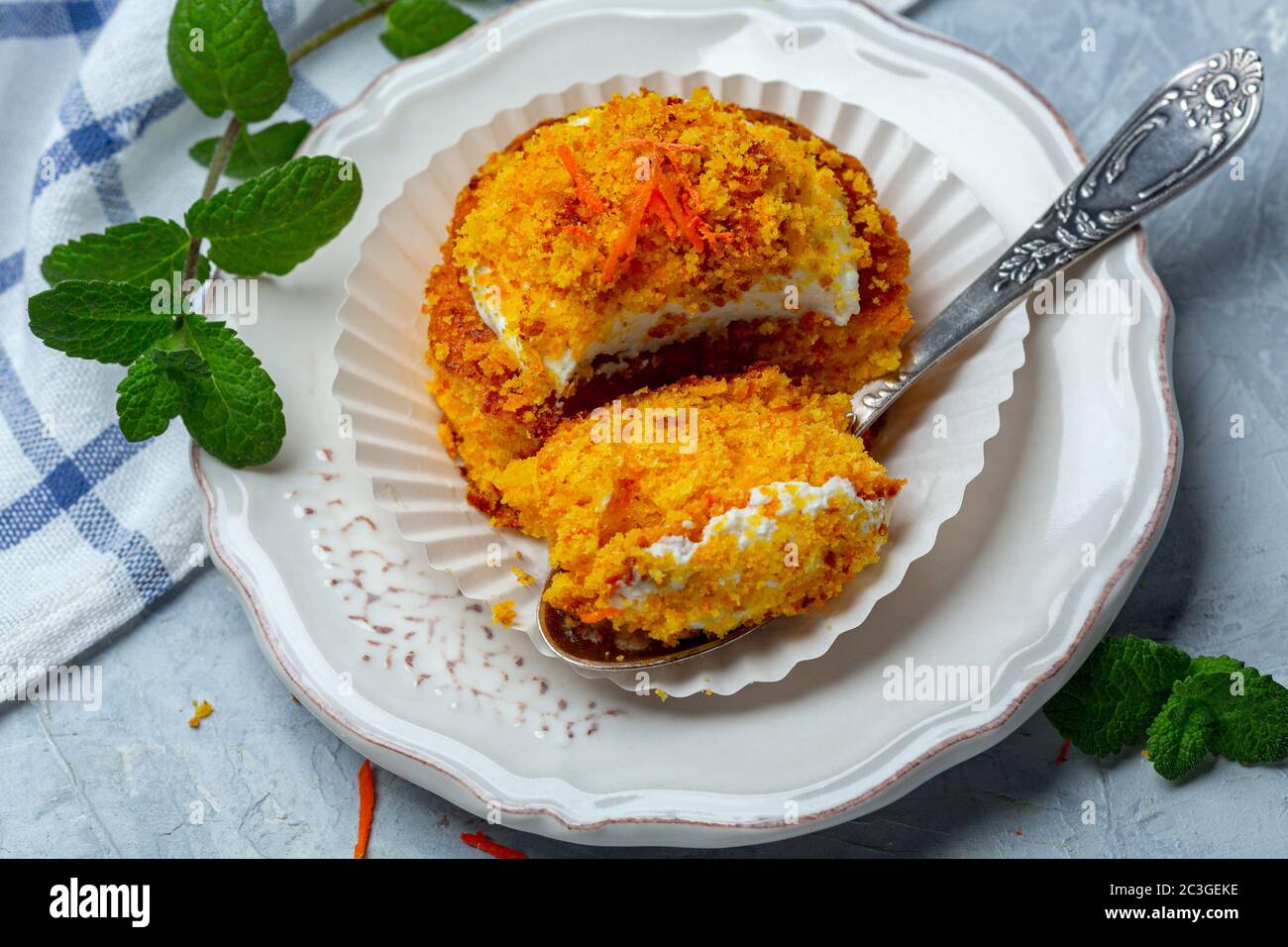 Mini gâteau de carottes à la crème et une touche de chapelure. Banque D'Images