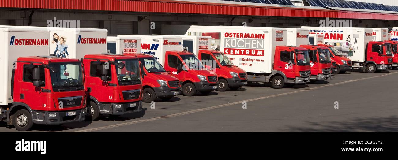 Atelier de meubles Ostermann, tous les véhicules de livraison sont encore debout, shutdown, Witten, Allemagne, Europe Banque D'Images