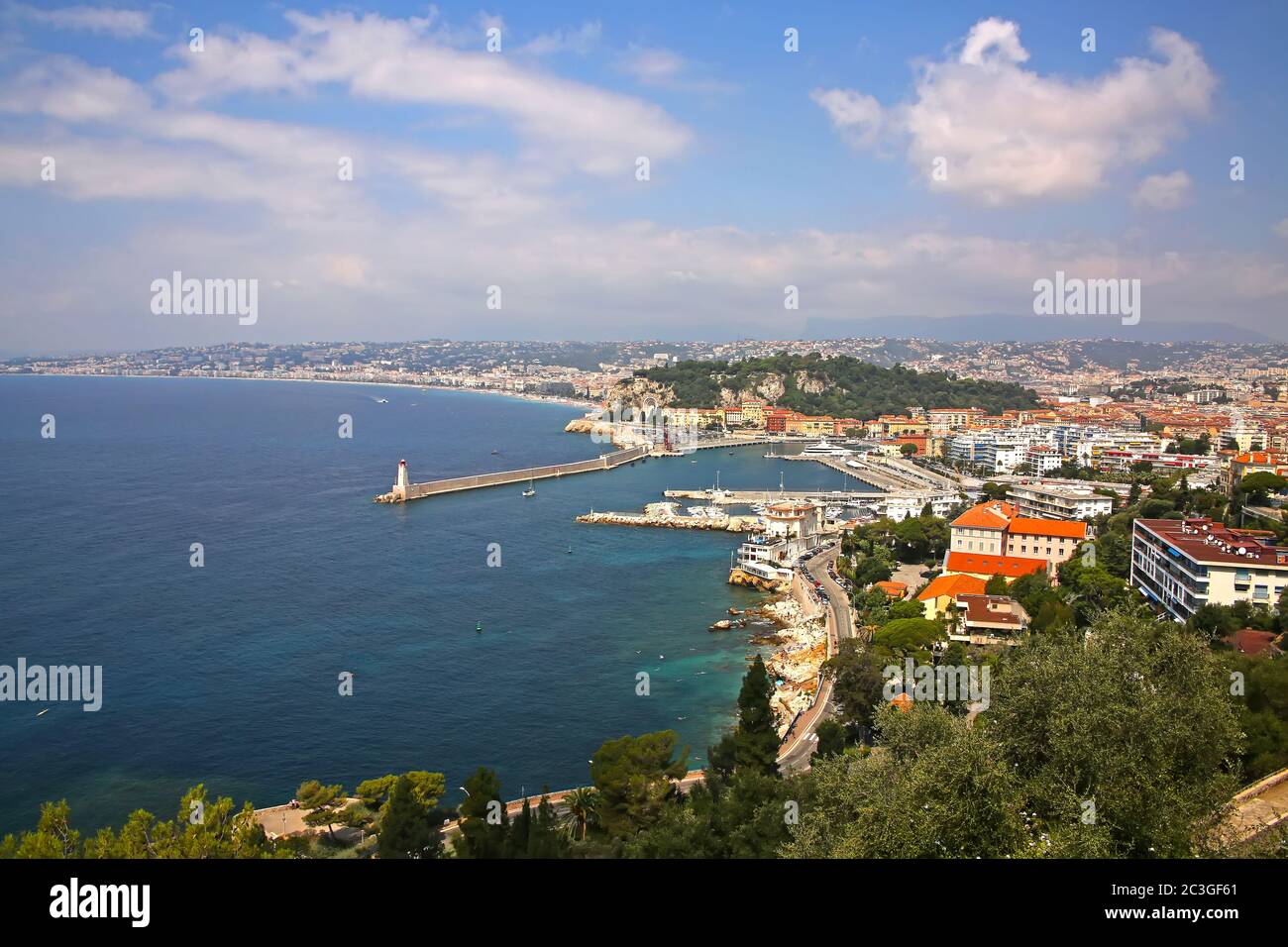 Belle vue sur le port de Nice depuis le Mont Boron. Aussi la Promenade des Anglais, le port de plaisance, les bâtiments et la mer Méditerranée, Nice, France. Banque D'Images