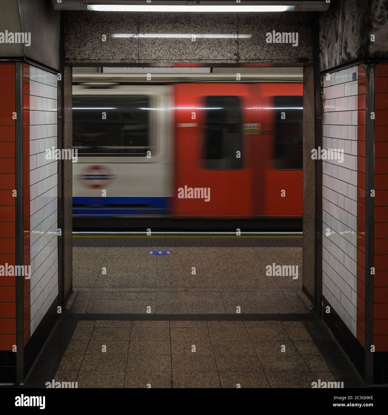 La station de métro St Paul de Londres a été coordonnée en couleur pendant le confinement. Banque D'Images