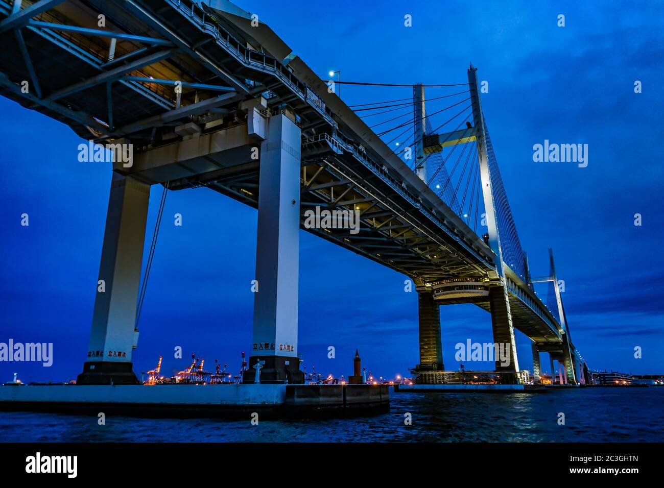 Pont de la baie de Yokohama visible depuis l'espace vert ouest de Daikokufau Banque D'Images