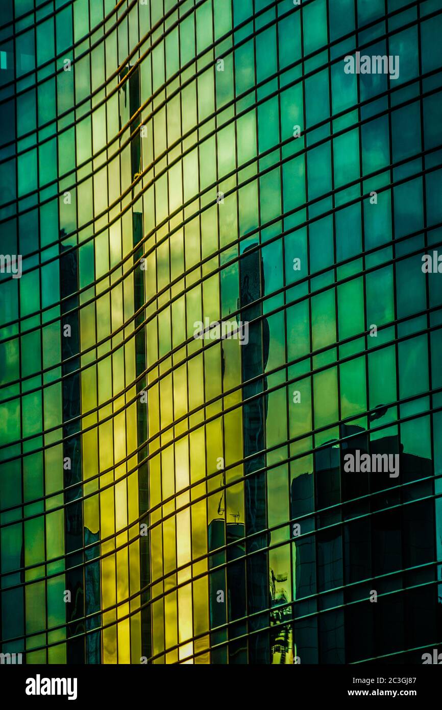 Soirée de lumière réfléchie vers le bâtiment Banque D'Images