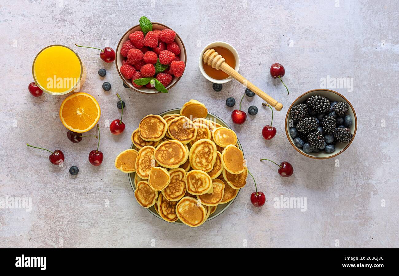 Petit déjeuner pour les enfants avec de minuscules crêpes aux céréales Banque D'Images