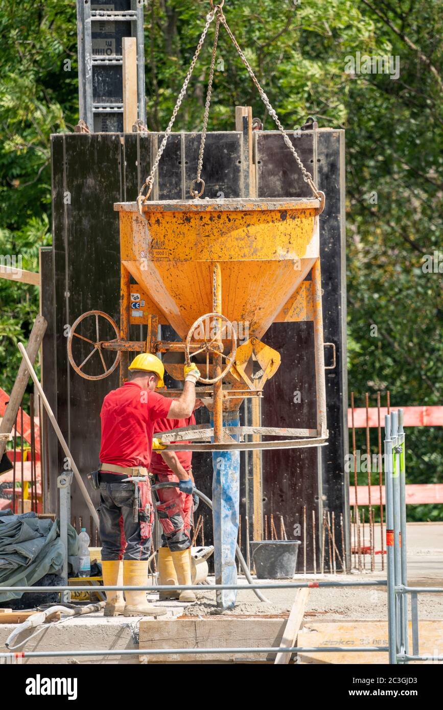 Chantier de construction, bétonnage, plafond d'un bâtiment est en cours de bétonnage, le béton vient par bombe de béton sur les tapis de béton armé, Banque D'Images