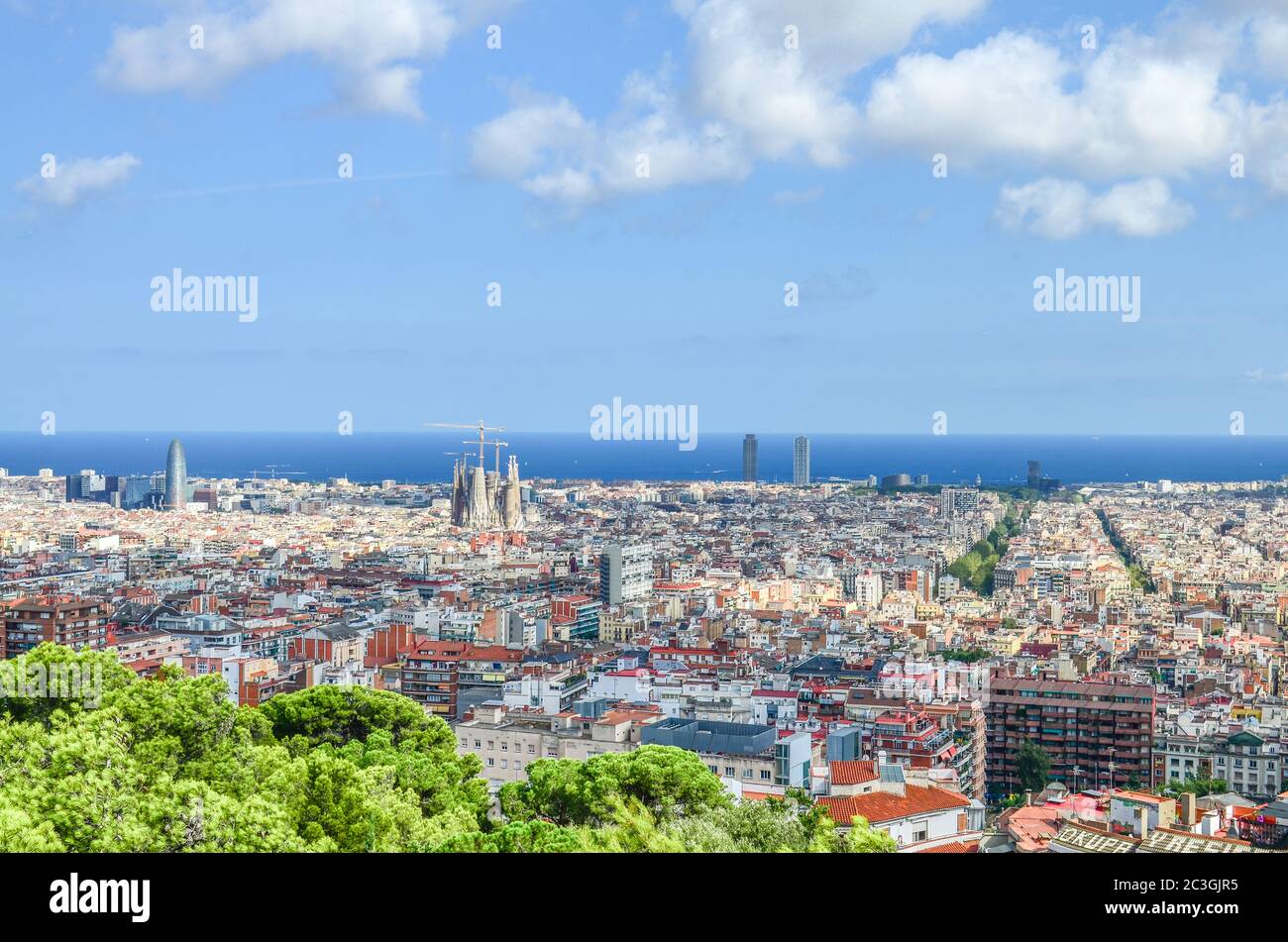 Vue sur Barcelone en Espagne depuis la colline des trois croix dans le parc Güell sur la mer Méditerranée et l'Eixample ou la nouvelle ville. Banque D'Images