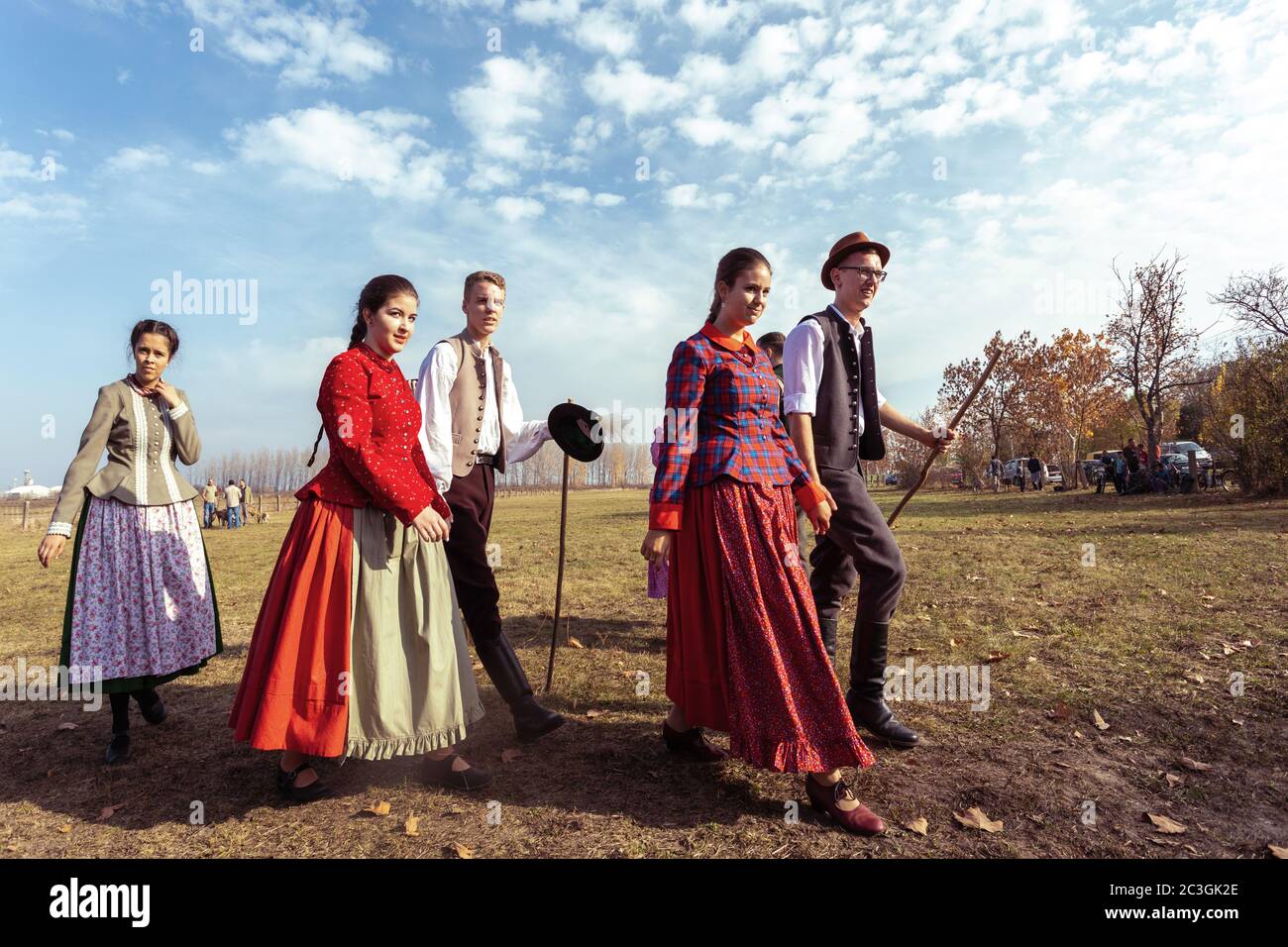 Femme traditionnelle hongroise danse coutumes folkloriques Banque D'Images