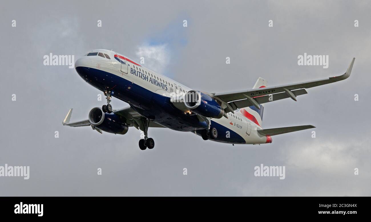 British Airways Airbus A320 G-EUYP en approche finale à l'aéroport de Londres Heathrow LHR Banque D'Images