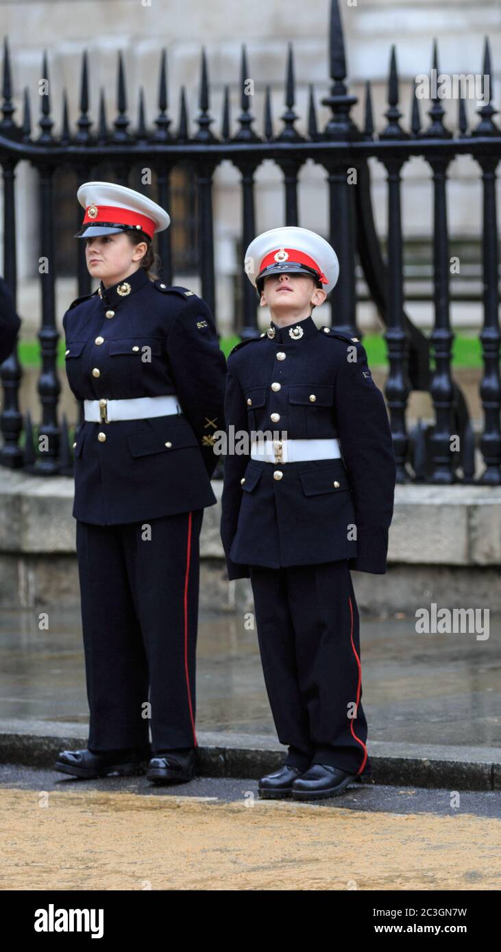 Deux jeunes cadets de la Marine sont à l'honneur lors du défilé annuel du Lord Mayor's Show 2016, City of London, Angleterre, Royaume-Uni Banque D'Images
