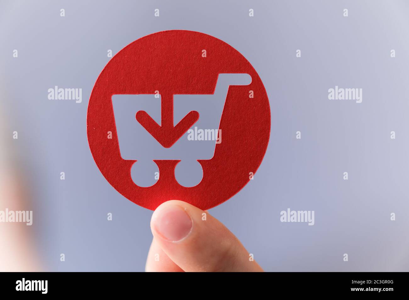 Affiche rouge du panier avec une flèche vers le bas téléchargement en ligne  et achat Photo Stock - Alamy
