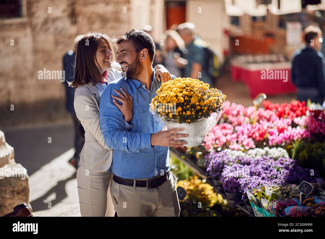 un jeune couple heureux en italie. L'homme achète un seau de fleurs pour sa petite amie Banque D'Images