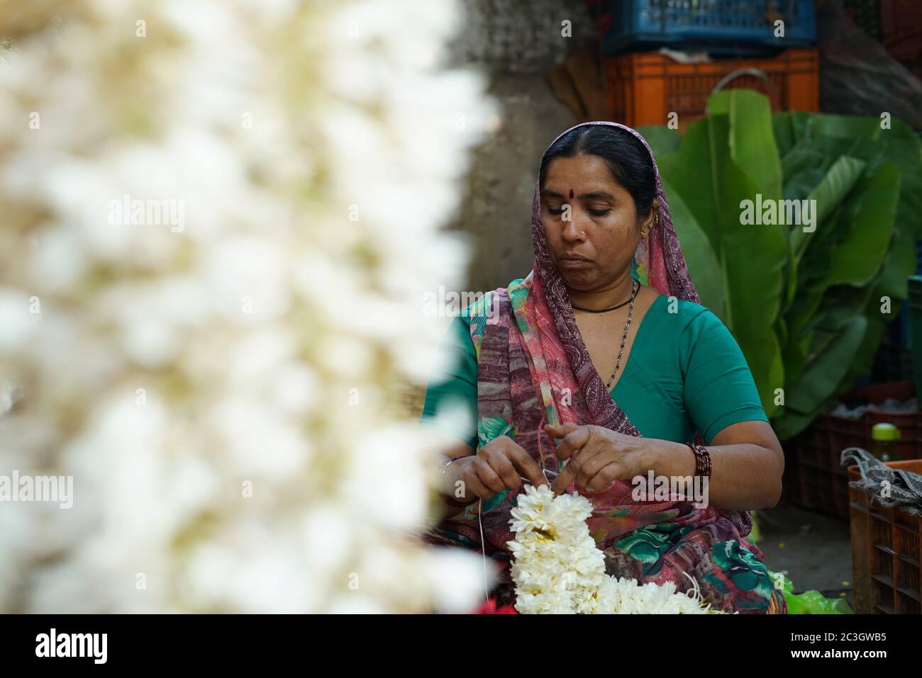 Un vendeur dans un fleuriste. Le marché de Khanderao est un complexe commercial tentaculaire qui abrite des fruits, des légumes, des fleurs et d'autres articles. Le marché de Khanderao est un Banque D'Images