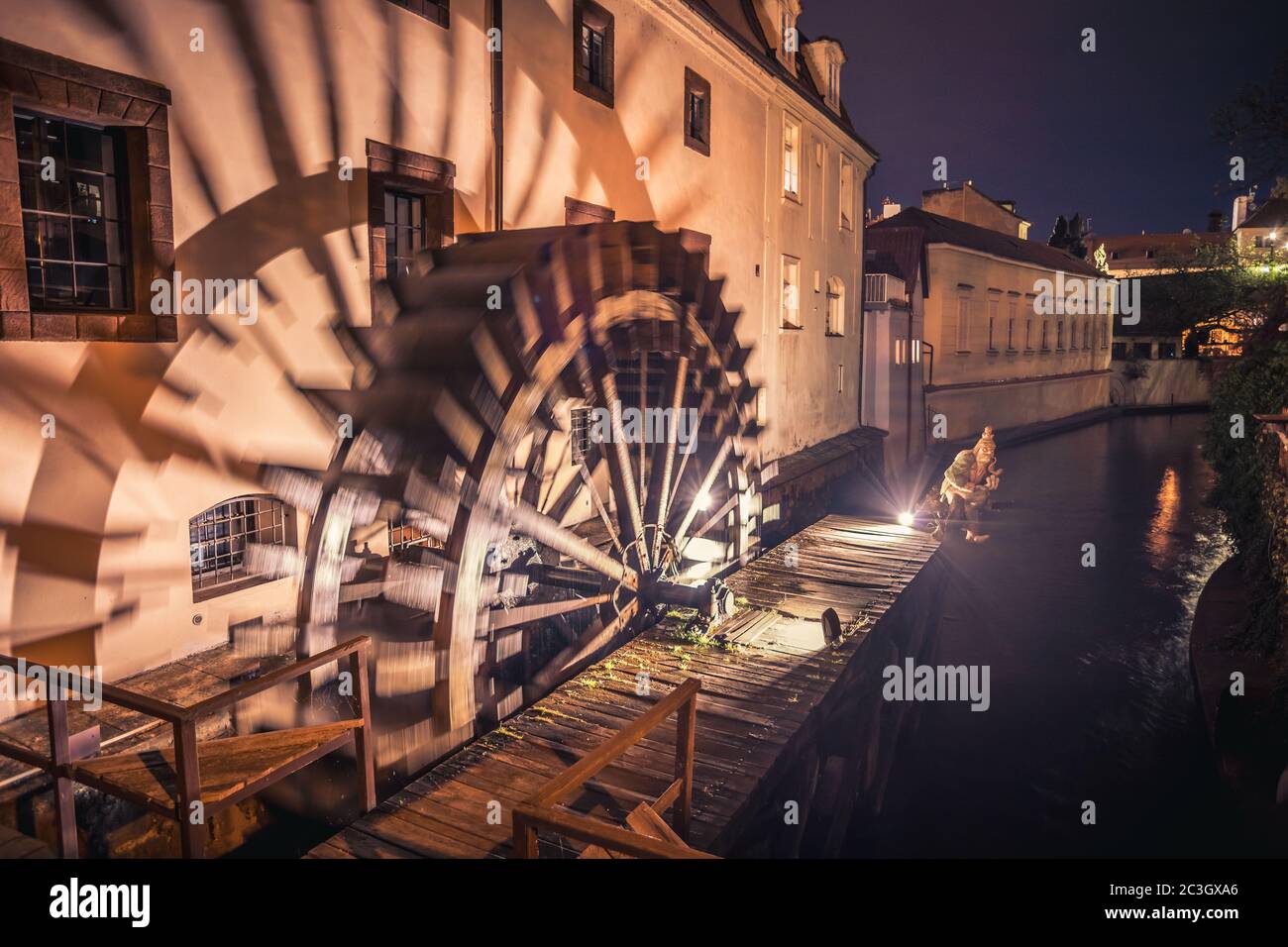 Moulin à eau historique sur l'île de Kampa à Prague, République tchèque. Branche de la rivière Vltava, du Certovka ou du ruisseau Devil's. Célèbre endroit à Prague Banque D'Images